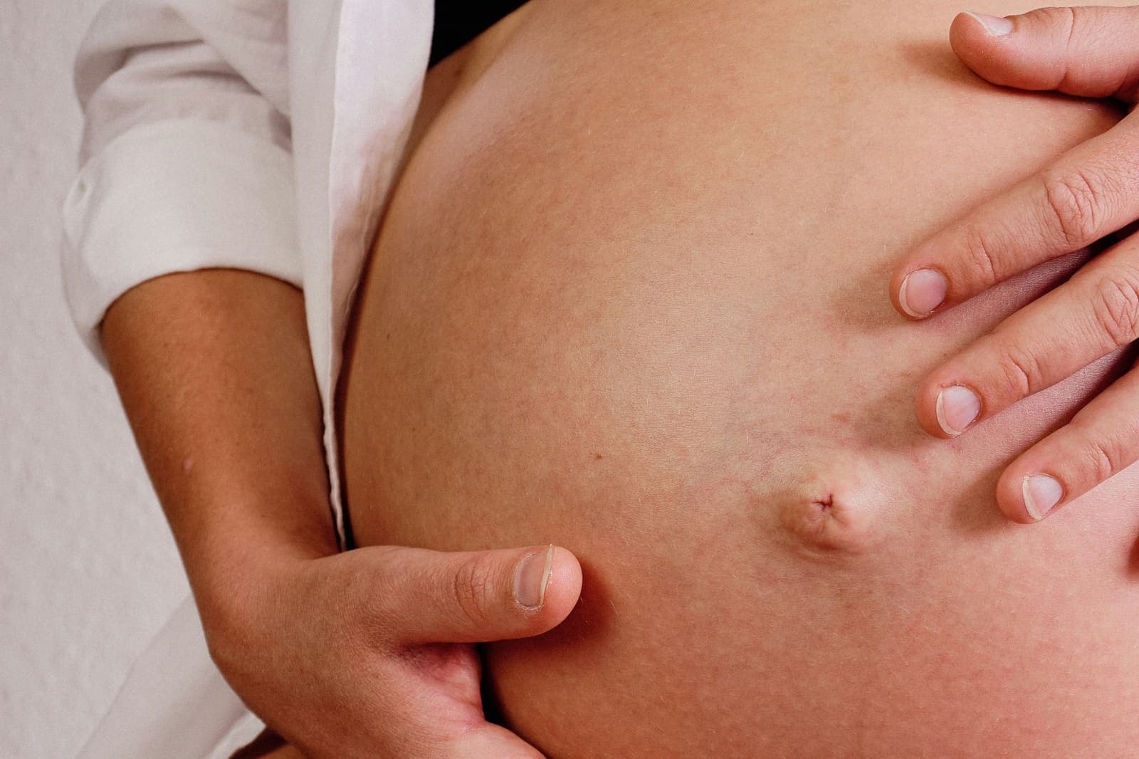 Hände auf einem Schwangerschaftsbauch