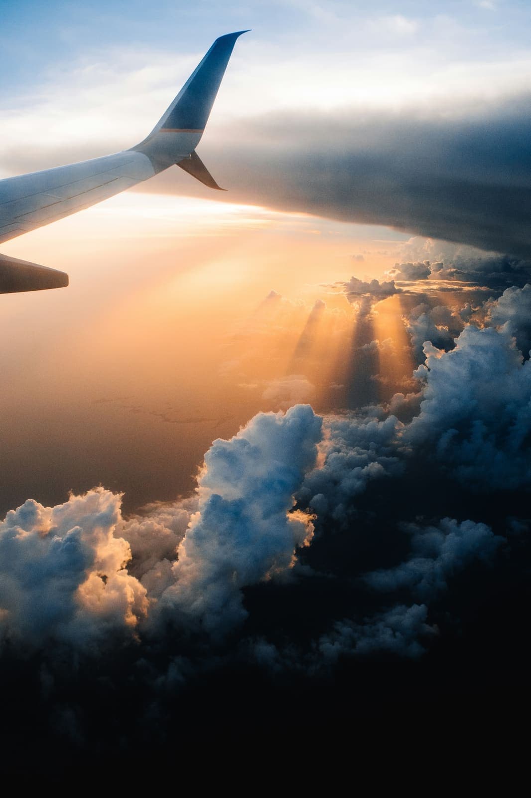 Blick aus dem Flugzeugfenster auf den Flügel im Abendlicht