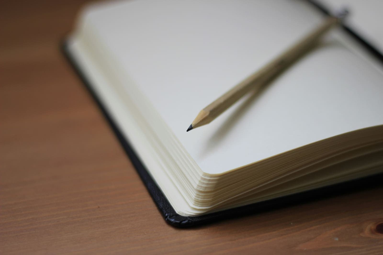 Aufgeschlagenes Notizbuch mit Bleistift