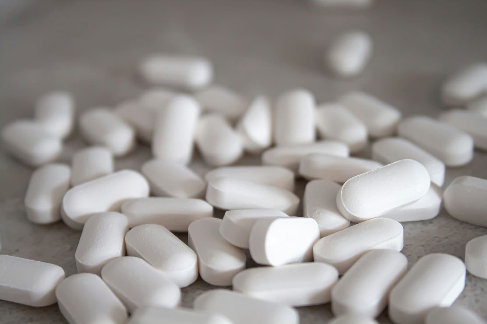 Weiße Tabletten auf einer hellen Fläche